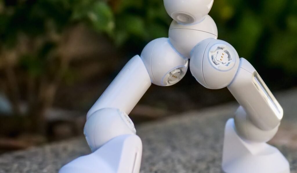 Robot moderno representando agentes y automatización inteligente