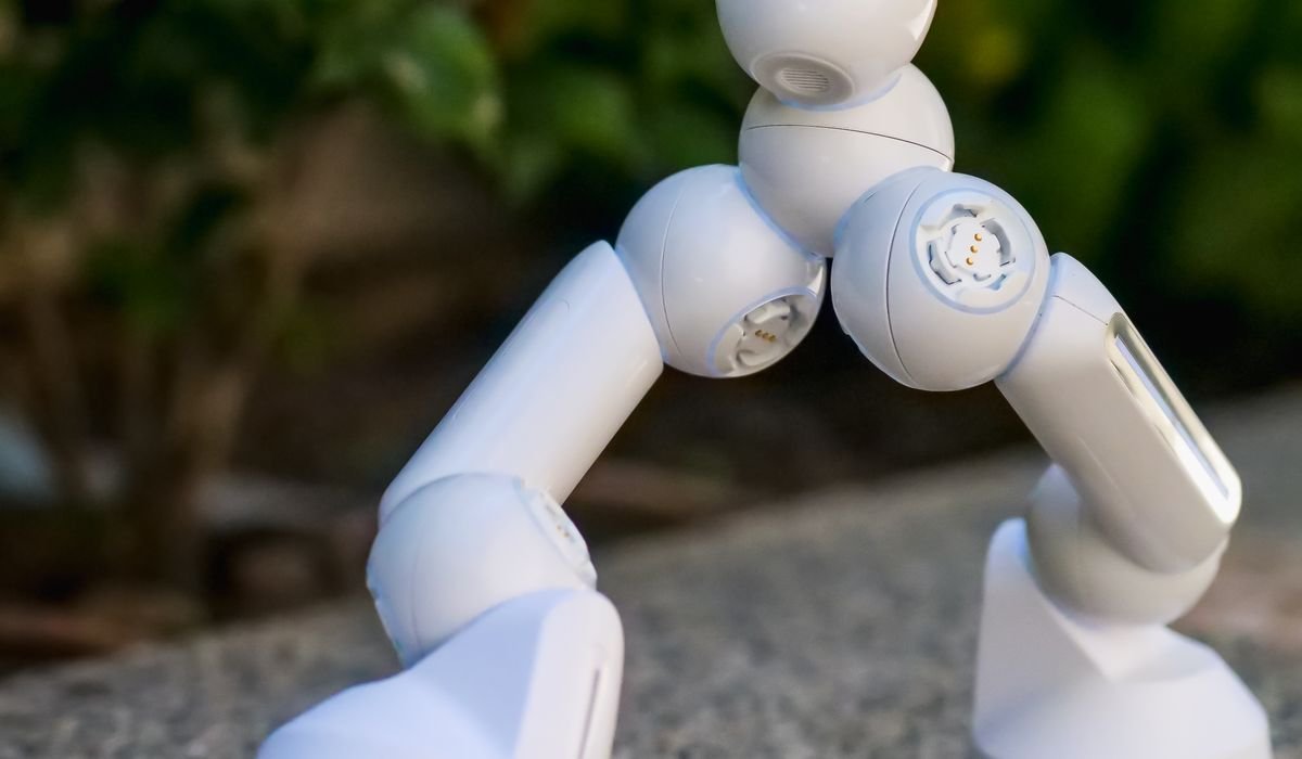 Robot moderno representando agentes y automatización inteligente