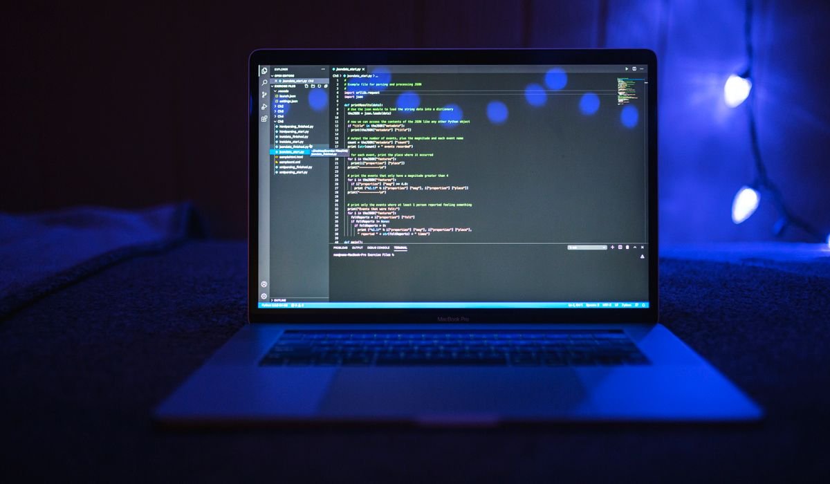 Código en portátil para desarrollar herramientas digitales