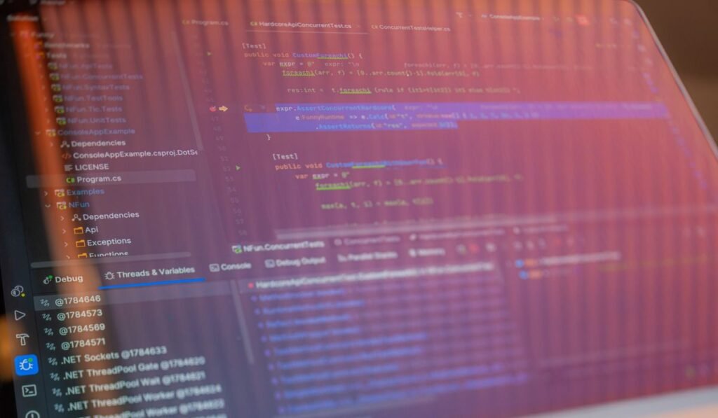Pantalla de código y desarrollo web para conectar herramientas