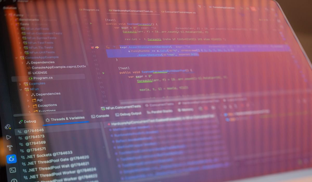 Pantalla de código y desarrollo web para conectar herramientas