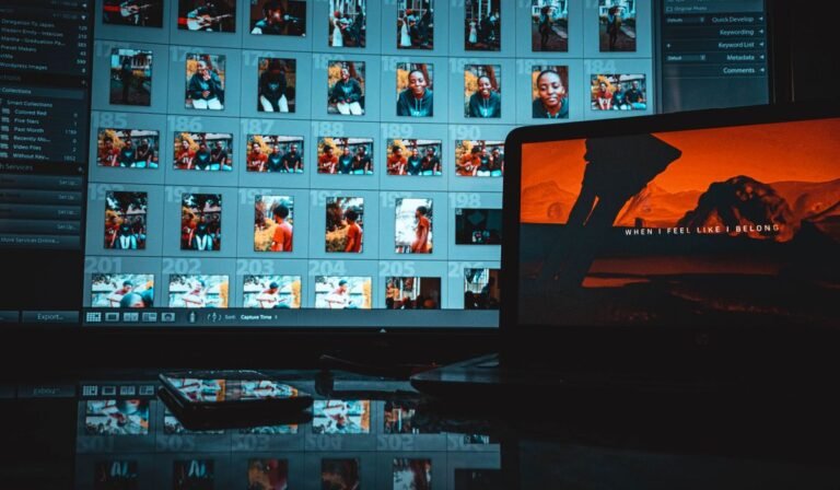 Espacio de trabajo tecnológico con portátil y monitor
