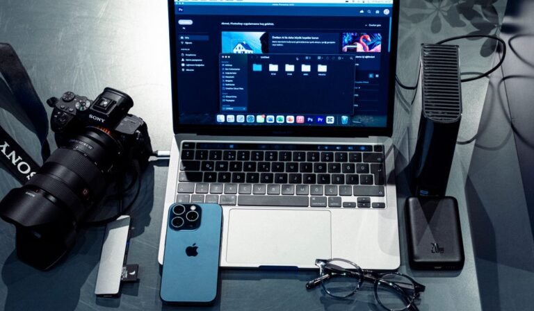Espacio de trabajo digital con portátil, móvil y herramientas tecnológicas