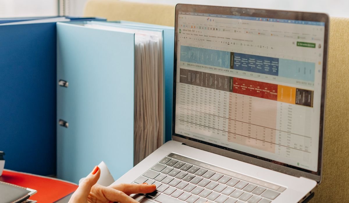 Profesional trabajando con datos y analítica en un portátil