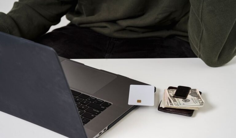Persona usando un portátil para una tarea digital y de automatización