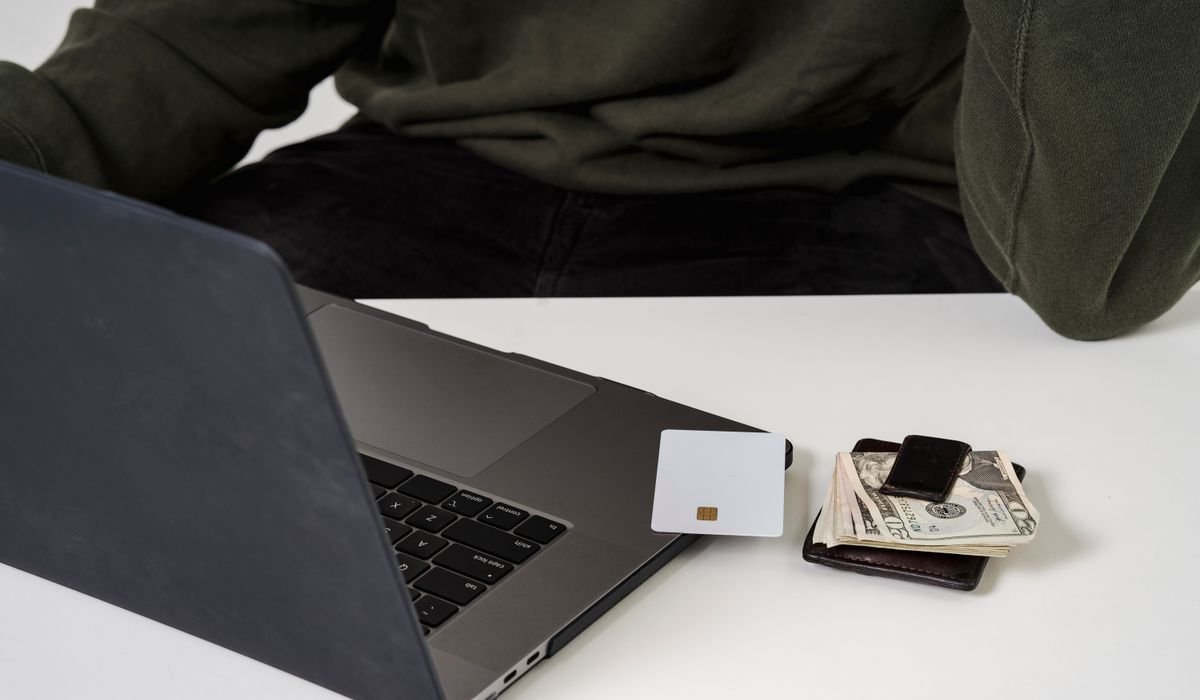 Persona usando un portátil para una tarea digital y de automatización