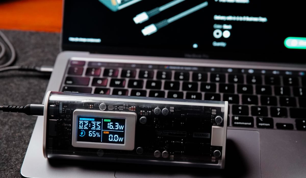 Dispositivo digital conectado a un portátil y una red de datos