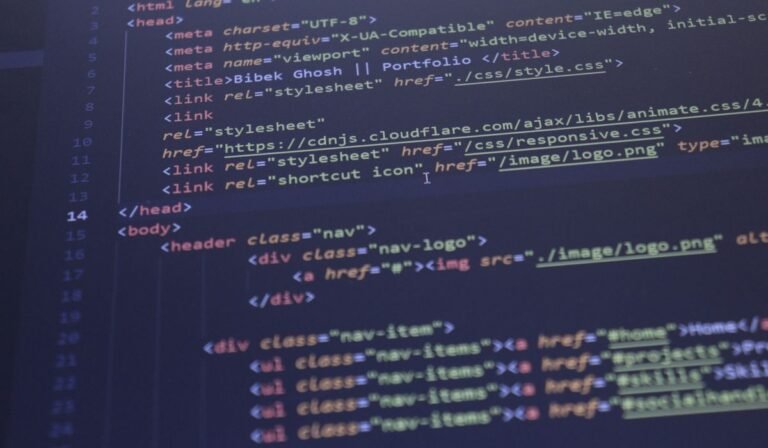 Código y datos mostrados en una pantalla de ordenador