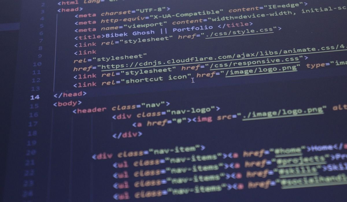 Código y datos mostrados en una pantalla de ordenador