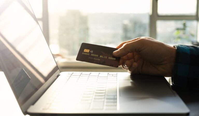 Compra online con tarjeta y portátil