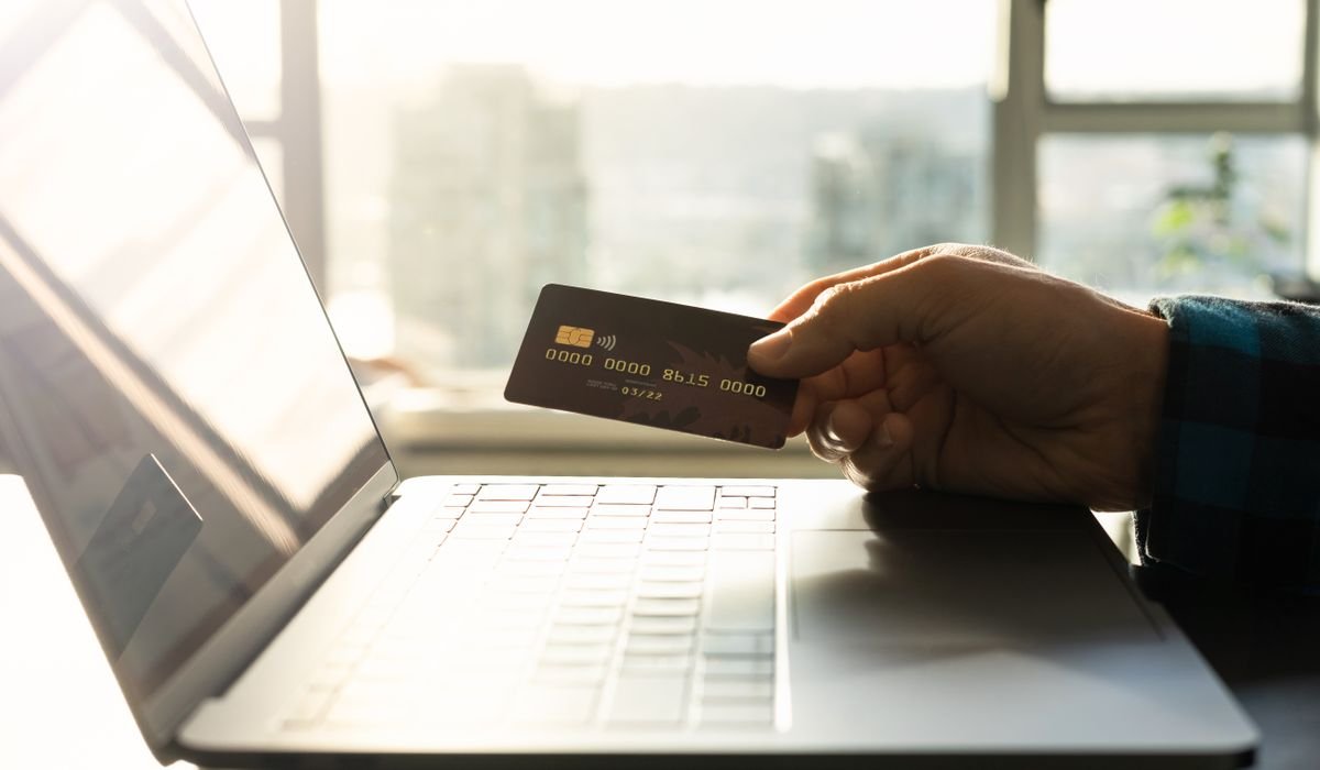 Compra online con tarjeta y portátil